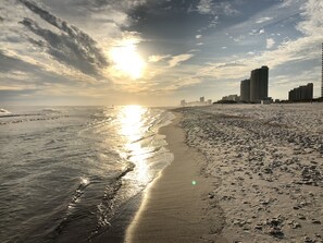 Una playa con el perfil urbano del horizonte.
