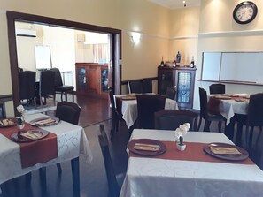 فطور إنجليزي يوميًا بتكلفة قدرها (100 ZAR للشخص)