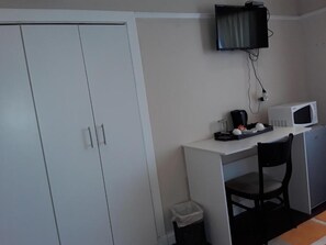 In-room safe, desk, blackout curtains, iron/ironing board - Kwazi Guest House (East London)