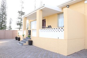 Exterior - Kwazi Guest House (East London)