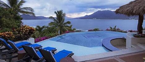 Piscine chauffée, chaises longues