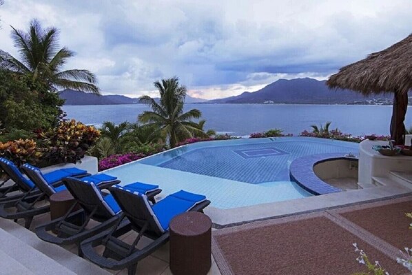 Piscine chauffée, chaises longues