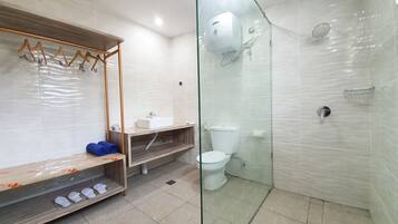 Quarto casal ou duplo executivo | Banheiro | Chuveiro, produtos de toalete grátis