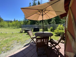Outdoor dining - Charming Barn Cottage (Port Angeles)