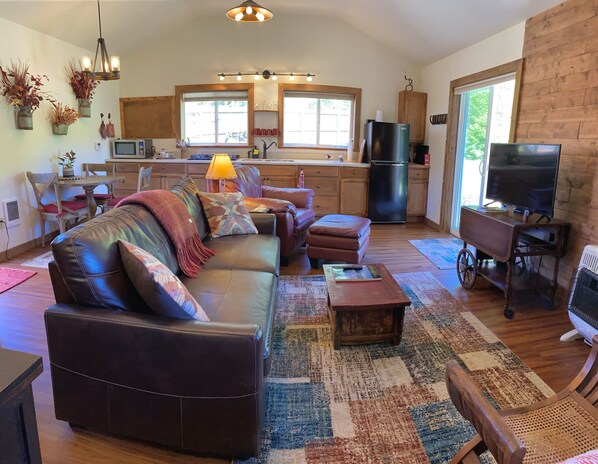 Smart TV - Charming Barn Cottage (Port Angeles)