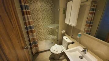 Deluxe Double Room | Bathroom | Shower, towels, soap, shampoo