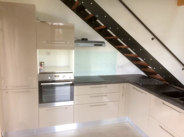 Lavavajillas, cafetera y tetera y utensilios de cocina 