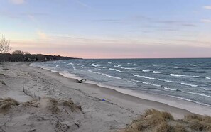 Ligstoelen aan het strand, strandlakens