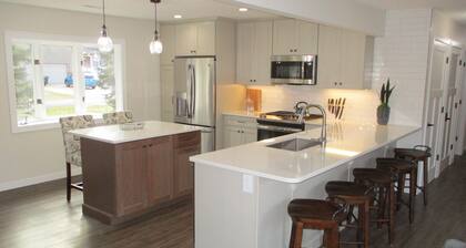 St Joseph Riverfront House yksityisellä RiverWalk! 30 min veneellä Lake MI: lle