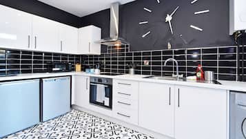 House, Private Bathroom (Whole) | Shared kitchen