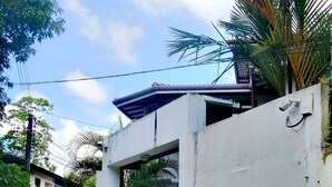 Un bâtiment blanc sur lequel on peut lire, en lettres rouges, l’inscription « Villa A2 ».