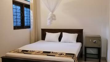 Laceleaf | 2 bedrooms, in-room safe, desk, laptop workspace