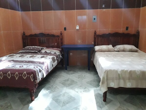 Habitación básica doble | Muebles diferentes, espacio para trabajar con laptop y wifi gratis 