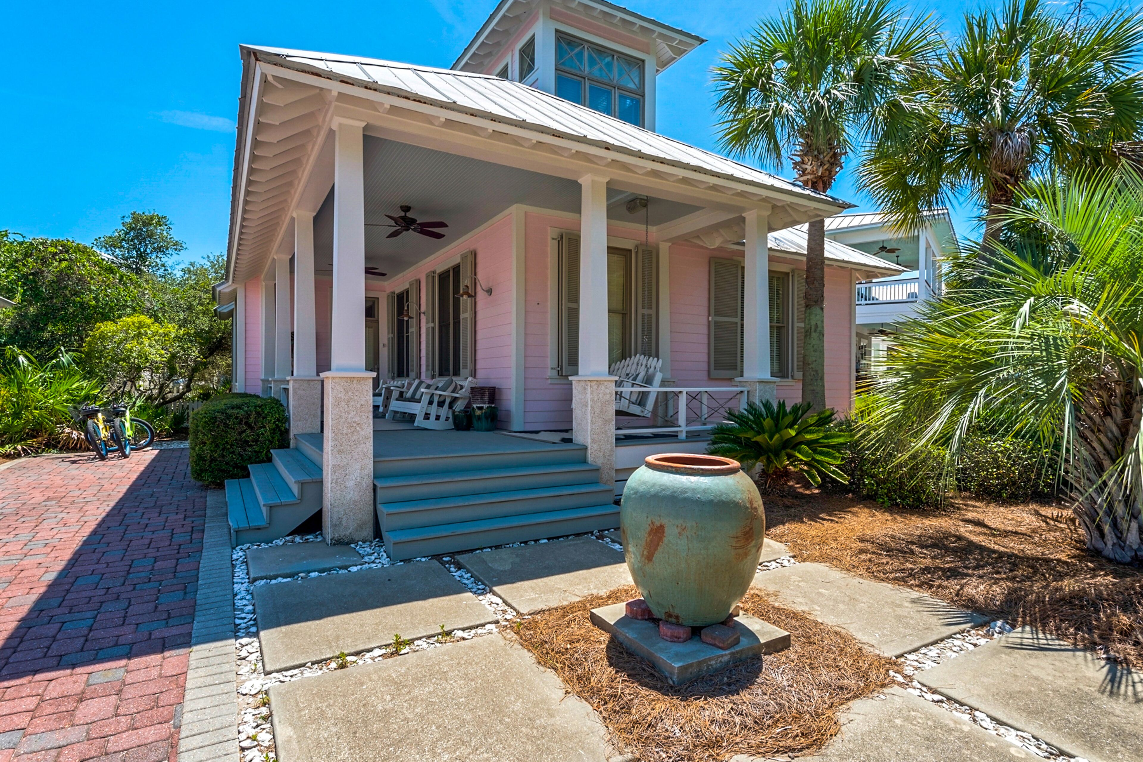 Big, & beautiful Parkshore Drive home w/ large porch, free WiFi - close to beach