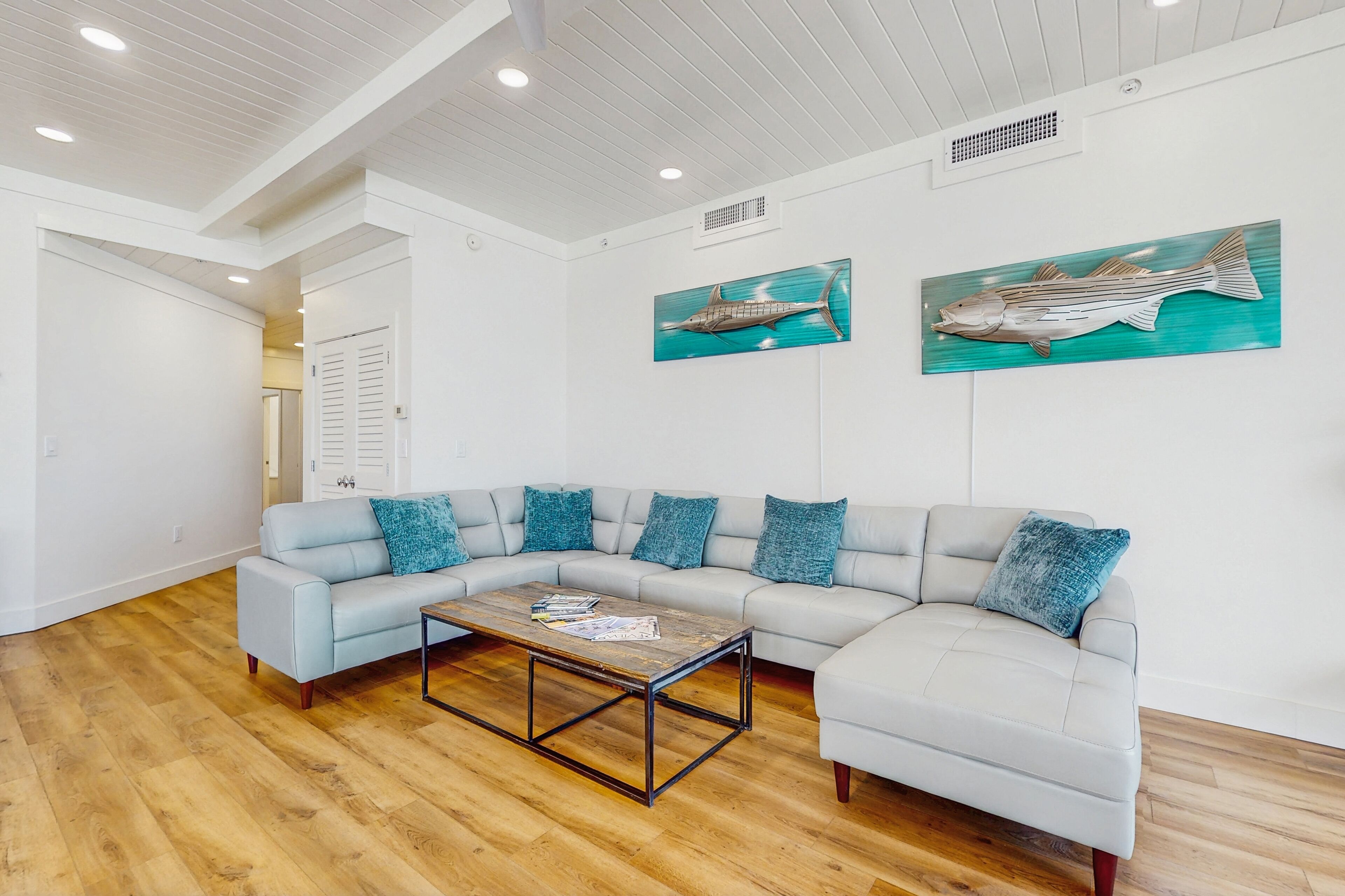 Televisie, een dvd-speler en een stereo