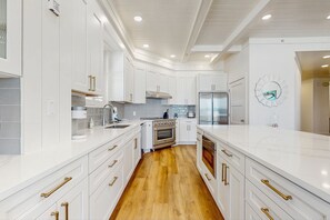 Refrigerador, microondas, horno, placa de cocina