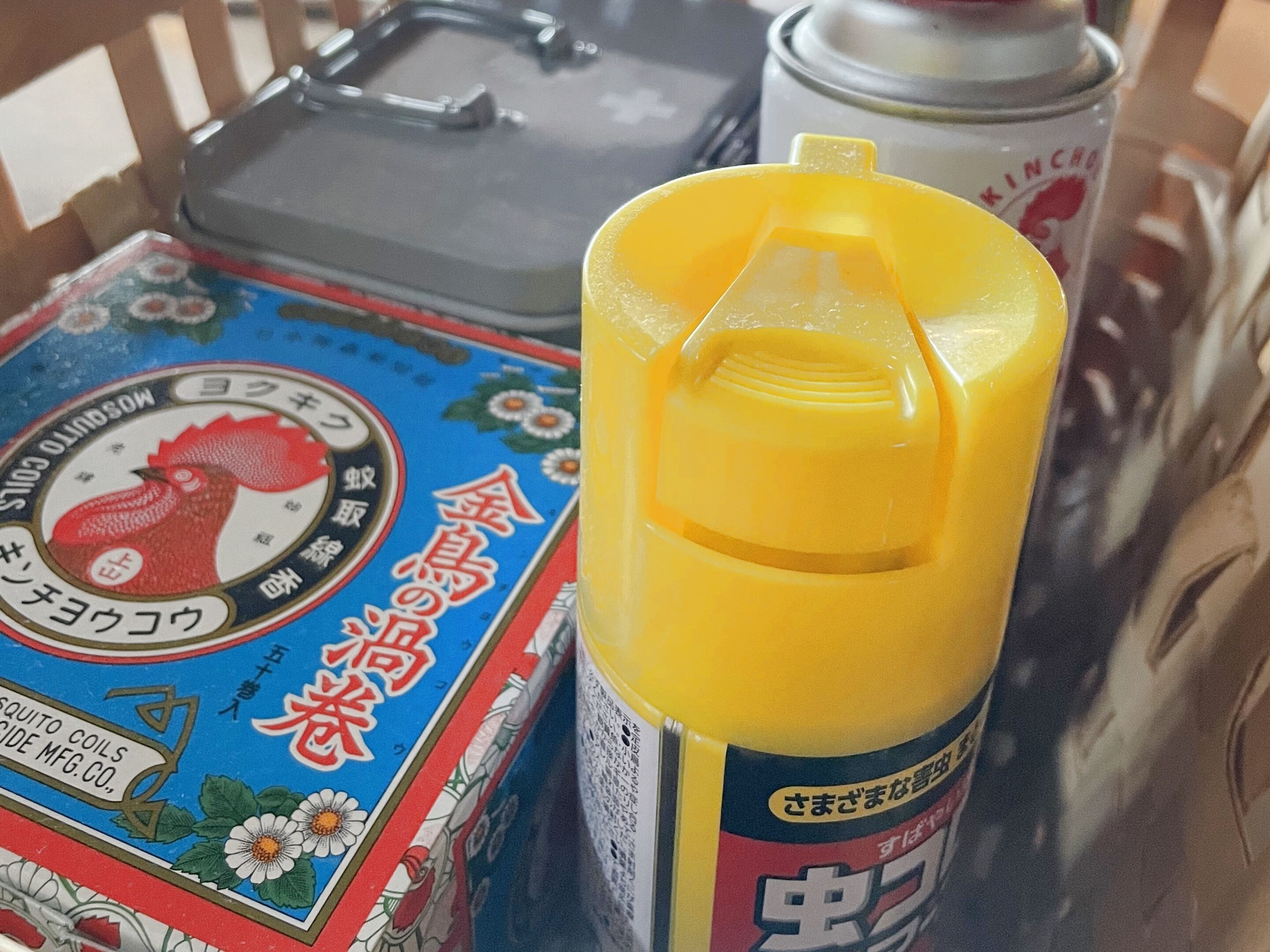 Une table avec un récipient de sauce soja, un flacon de moutarde et un pot de ketchup.
