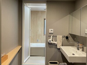 独立别墅, 无烟房, 露台 (300sqm,2-3 floor w/ fireplace&terrace) | 浴室 | 淋浴/盆浴组合、免费洗浴用品、吹风机、电子马桶
