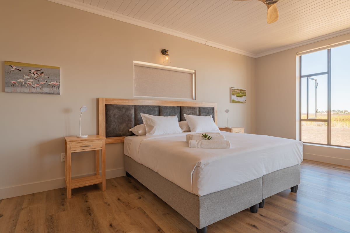 2 bedrooms, Egyptian cotton sheets, premium bedding, pillow-top beds