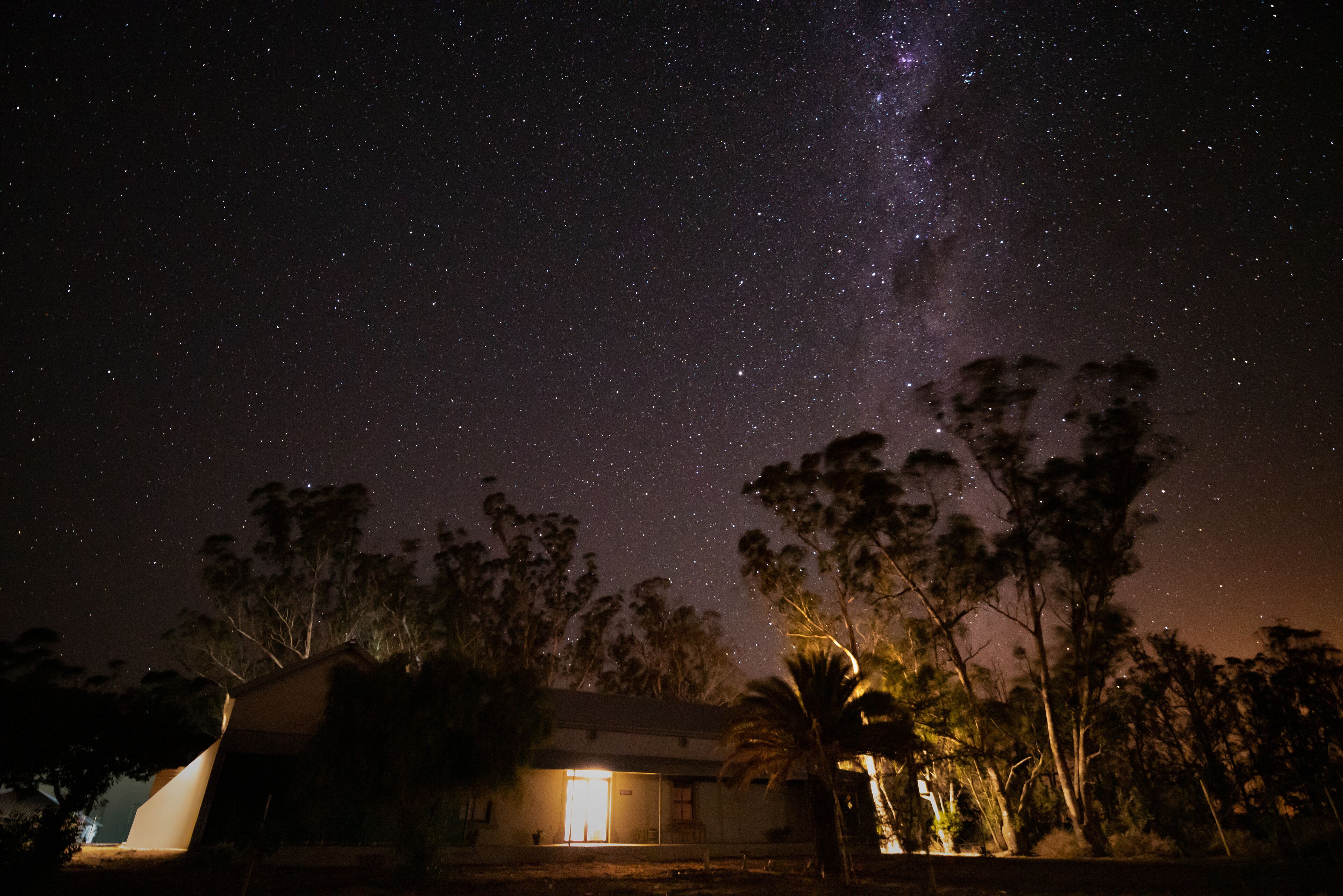 واجهة المنشأة - في المساء/الليل