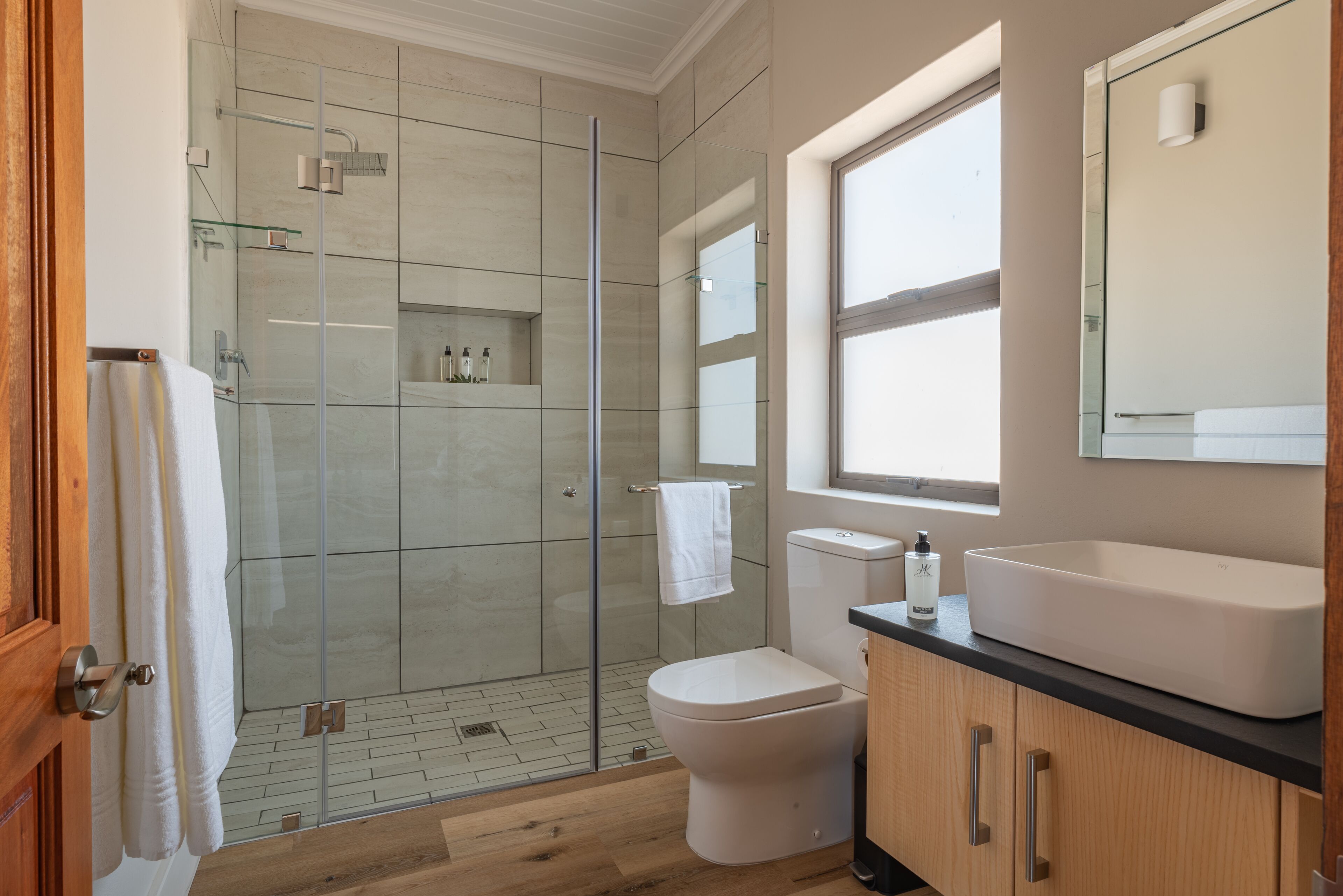 Shower, rainfall showerhead, free toiletries, hair dryer