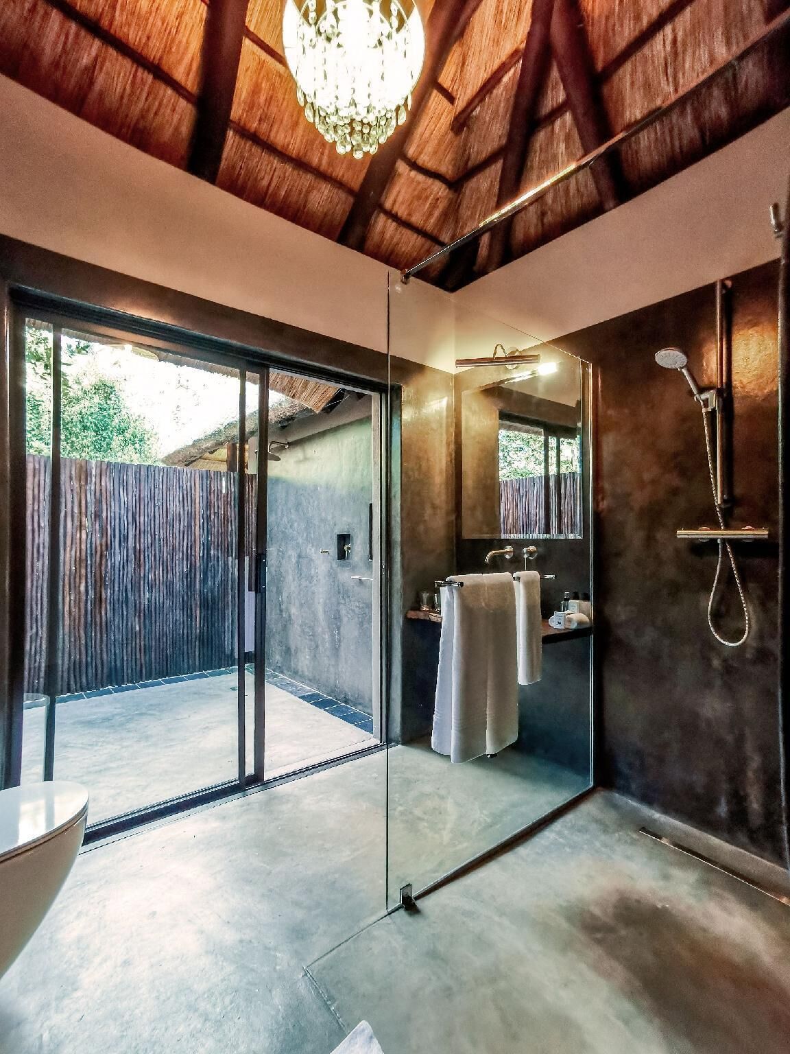 Douche, articles de toilette gratuits, sèche-cheveux