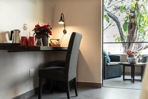 Luxe tweepersoonskamer | Een minibar, een kluis op de kamer, een bureau, gratis wifi