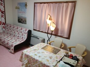 Kamar Standar | Ruang keluarga | TV layar datar