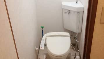 Standard Room | Bathroom | Combined shower/tub, free toiletries, hair dryer, electronic bidet