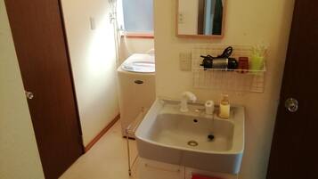 Combined shower/bathtub, free toiletries, hair dryer, slippers