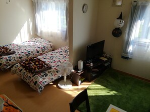 Standaard appartement, 2 slaapkamers | Woonruimte | Een flatscreentelevisie