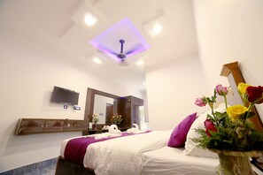 Deluxe Room | Iron/ironing board, free WiFi
