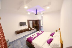 Deluxe Room | Iron/ironing board, free WiFi