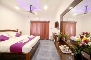 Deluxe Room | Iron/ironing board, free WiFi