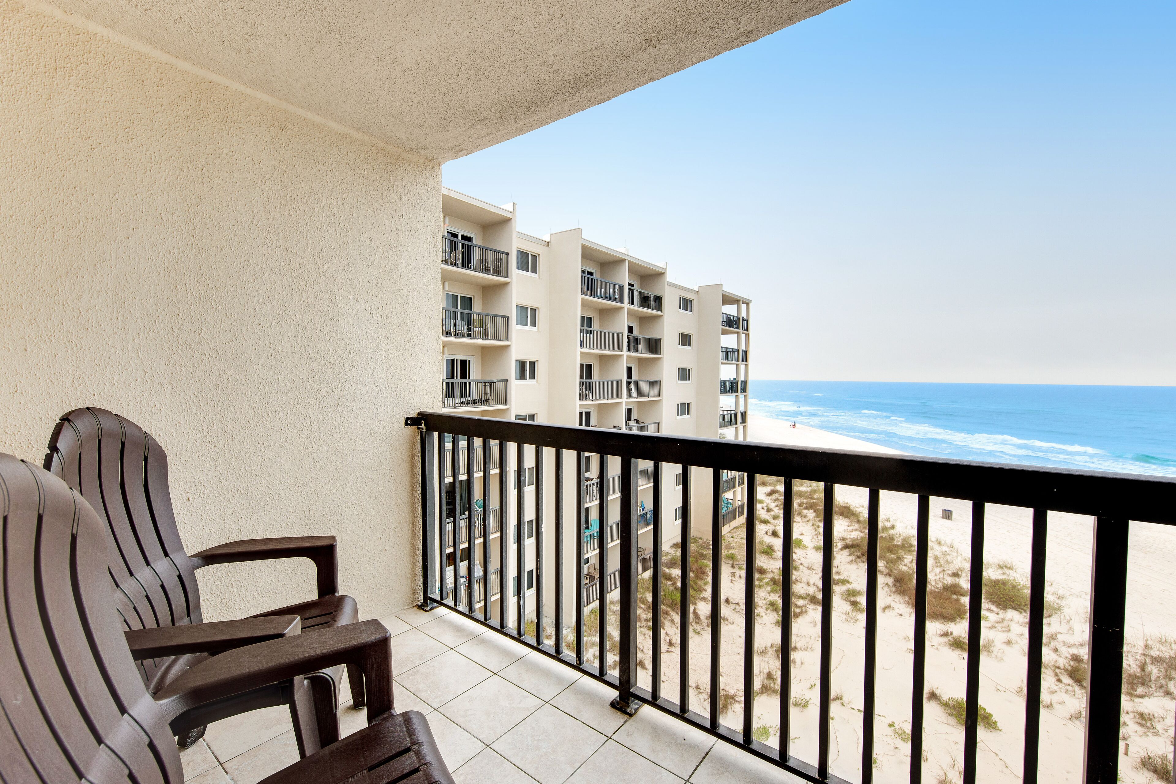 Secluded beach escape with panoramic Gulf view, tennis courts, balcony & W/D