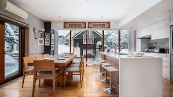 Villa, 4 Bedrooms | Dining room