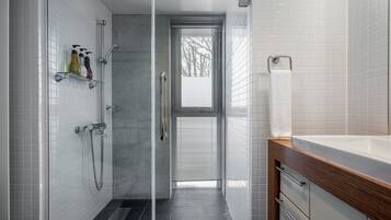 Villa, 4 Bedrooms | Bathroom | Combined shower/tub, deep soaking tub, hair dryer, slippers