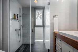 Vila, 4 kamar tidur | Kamar mandi | Kombinasi shower/bathtub, bathtub besar, pengering rambut, dan sandal