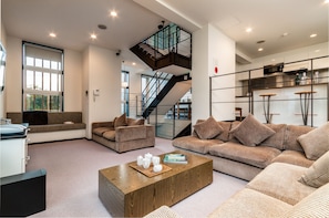 Villa, 4 Schlafzimmer | Wohnbereich | Fernseher
