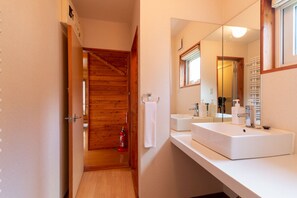 Cottage, 4 Bedrooms | Bathroom | Combined shower/bathtub, deep-soaking bathtub, hair dryer, towels