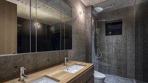 Villa, 2 soverom | Bad | Dusj, hårføner, tøfler og bidé