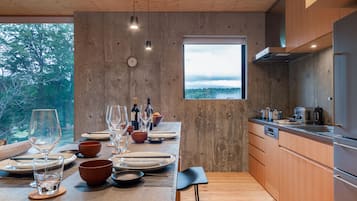 Villa, 2 habitaciones | Cocina privada | Refrigerador, microondas, parrilla de estufa y lavavajillas