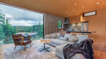 Villa, 2 habitaciones | Área de sala de estar | Televisión