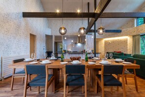 Chalet, 4 slaapkamers | Dineren op de kamer