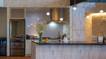 Refrigerador, microondas, placa de cocina, lavavajillas