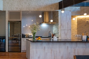 Chalet, 4 habitaciones | Cocina privada | Refrigerador, microondas, parrilla de estufa y lavavajillas 