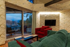 Chalet, 4 habitaciones | Área de sala de estar | Televisión 