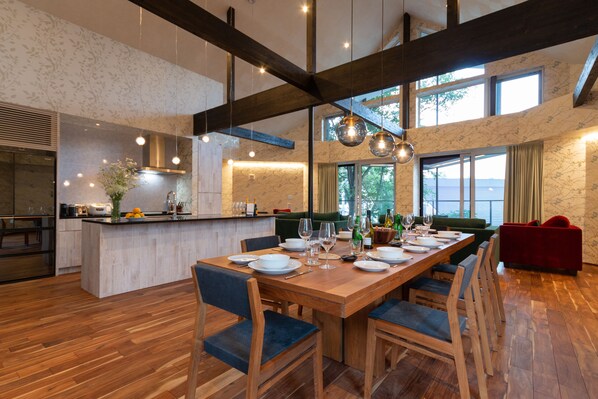 تناول الطعام داخل الغرفة