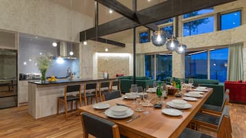 Chalet, 4 kamar tidur | Makan di kamar