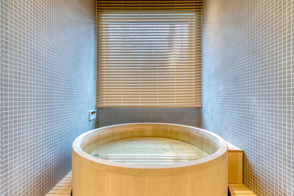 Chalet, 3 chambres | Salle de bain | Ensemble baignoire-douche, pantoufles, serviettes fournies